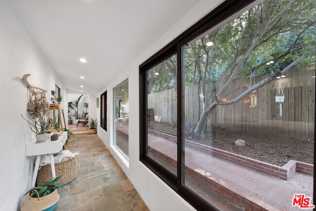 Building Photo - 1362 Old Topanga Canyon Rd