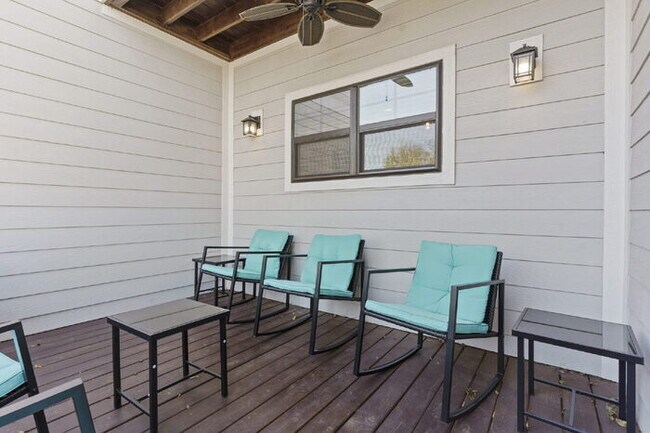 Building Photo - Luxurious 4-Bed Townhouse with Fireplace &...