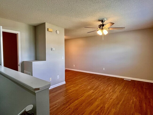 Building Photo - Adorable 1 bed / 1.5 bath with Garage