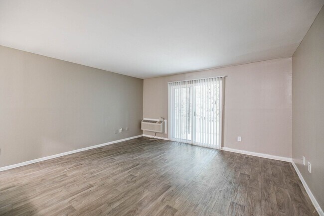 Building Photo - NEW 1x1!  Fantastic Emory area location - ...