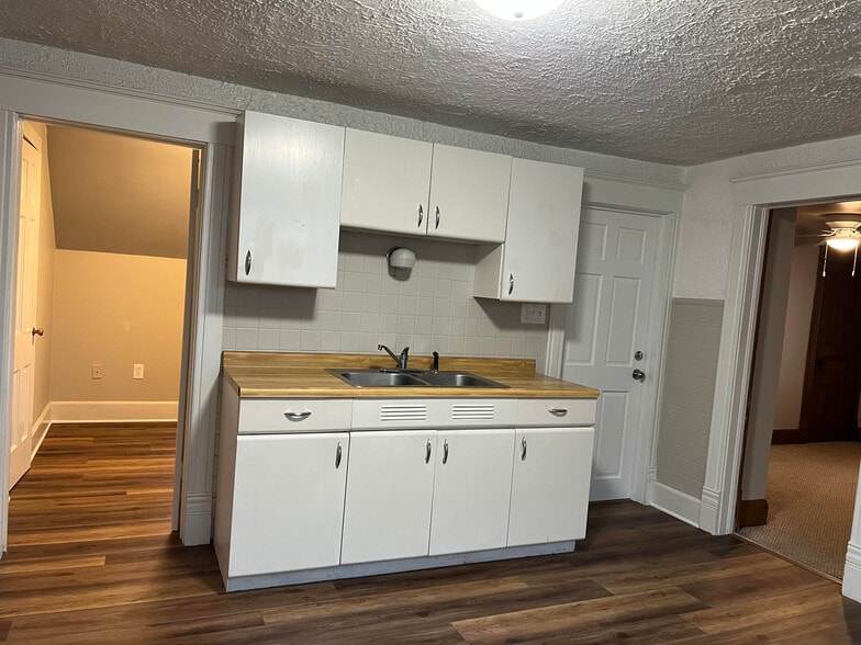 Building Photo - 610 N Wisconsin St