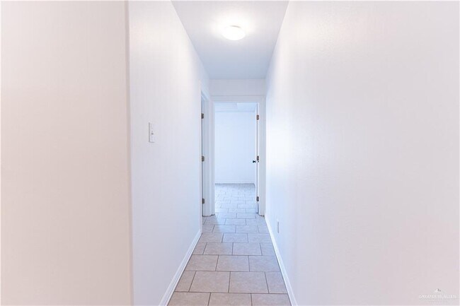 Building Photo - 17 Jade St