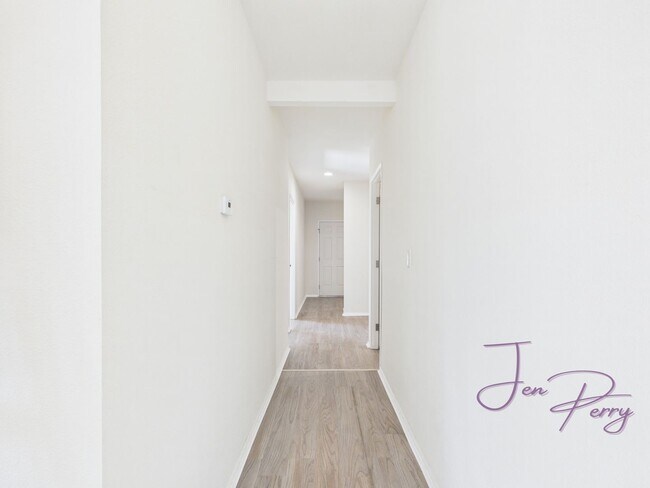 Building Photo - Large Spacious 5 Bedroom House with Fenced Yard