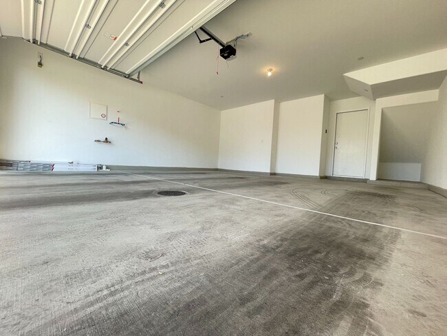 Building Photo - Stunning Summerlin Townhome with Private Downstairs Suite – Gated Community