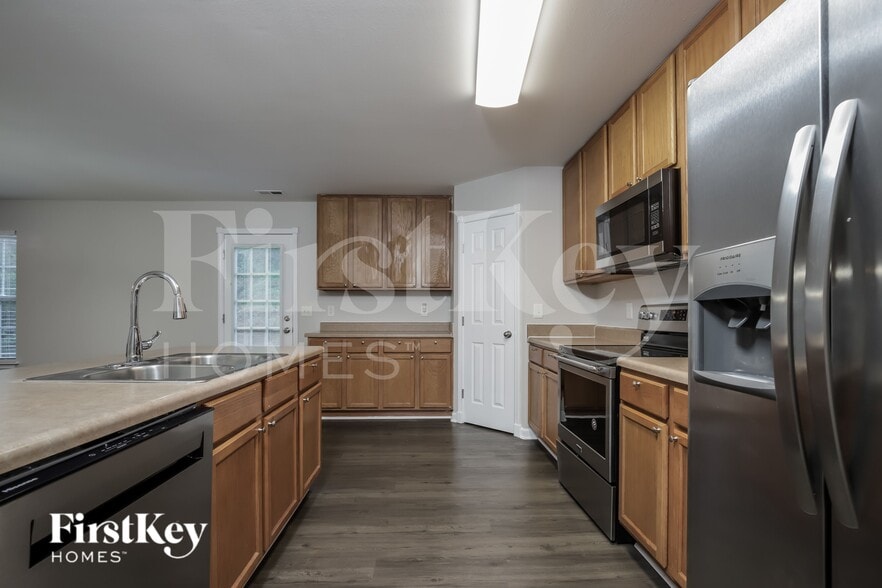 Building Photo - 612 Brassfield Dr