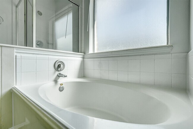 Building Photo - 15806 Land View Dr