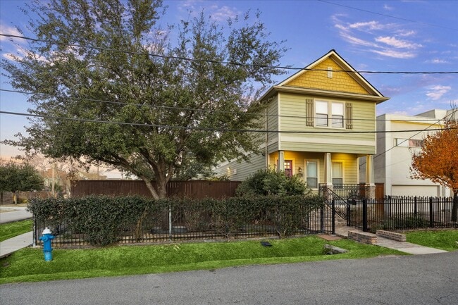 Building Photo - 840 Alexander St