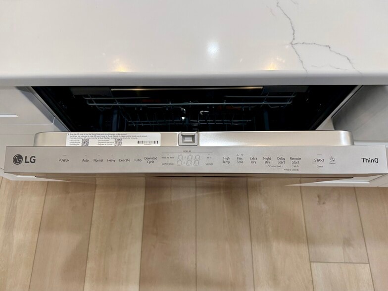 Building Photo - 906 Main St