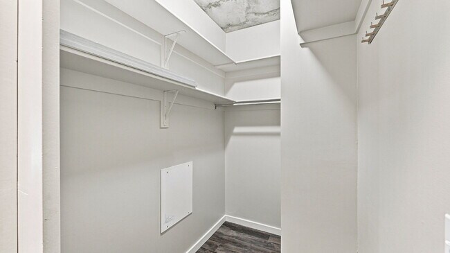 Building Photo - $2,820.95- 2 bed, 1 bath Condo in the heart of Denver with In Unit Laundry!