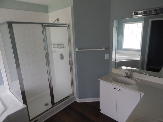 Building Photo - 3 bedroom 2 1/2 Bath brick single family home in Covil Estates just around the corner from Mayfaire.