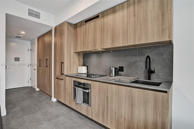 Building Photo - 121 NE 5th St