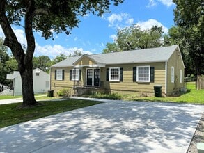 Building Photo - 204 SE Lakewood Dr