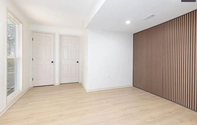 Building Photo - Spacious and Elegant 4 BR 3.5 BA Home in Olathe!