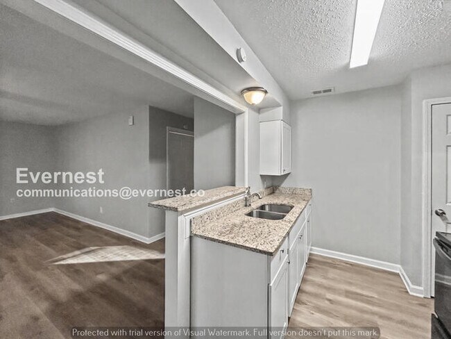 Building Photo - Limited Time Special Offer! / 3 Bed/2 Bath Home with Fenced Yard / Pet-Friendly