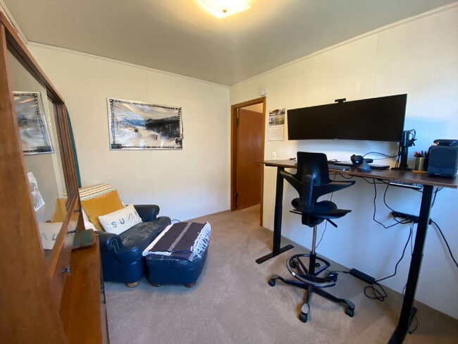 Building Photo - Quiet, Cozy 2-Bedroom Home Located in York...