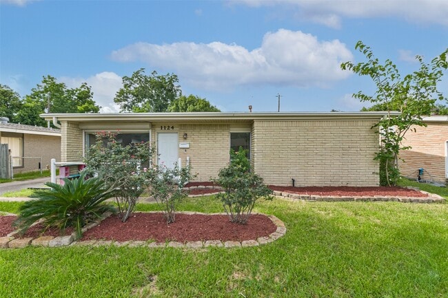 Building Photo - 1124 Helen Dr
