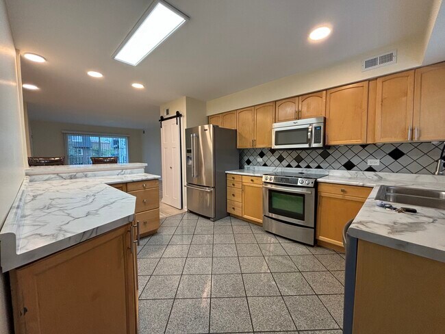 Building Photo - 9449 Bay Colony Dr