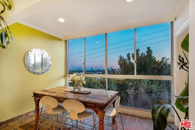 Building Photo - 8550 Holloway Dr