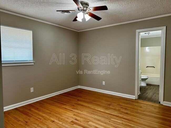 Building Photo - 1009 Rosedale Dr