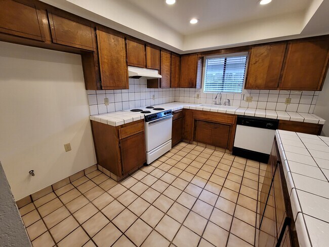 Building Photo - 930 N Indiana St