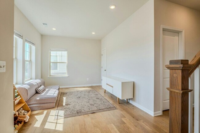 Building Photo - 813 Sawback Sq NE