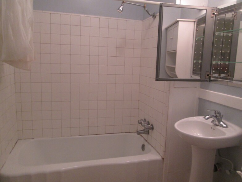 Building Photo - 3820 Goldwyn Terrace