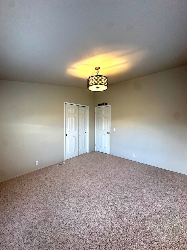 Building Photo - Light & bright single level home in NE Bend!