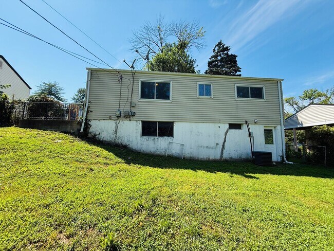 Building Photo - 3 Bedroom 1 bathroom home for rent in Hazelwood