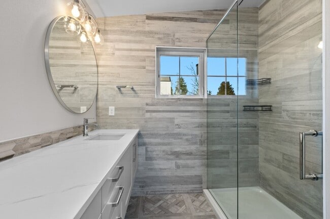 Building Photo - 2Bd/1.75Ba Seattle Condo