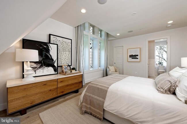 Building Photo - 1015 D St NE