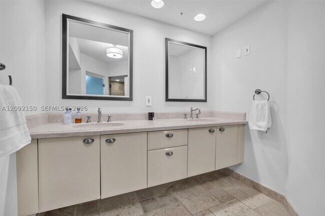Building Photo - 333 Las Olas Way