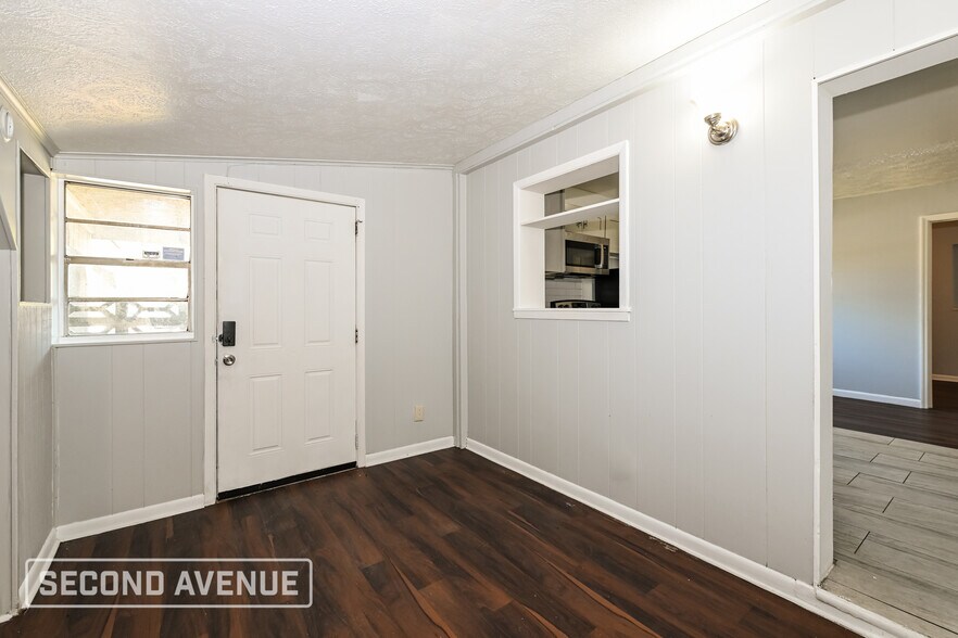 Building Photo - 1964 Leonard Cir S