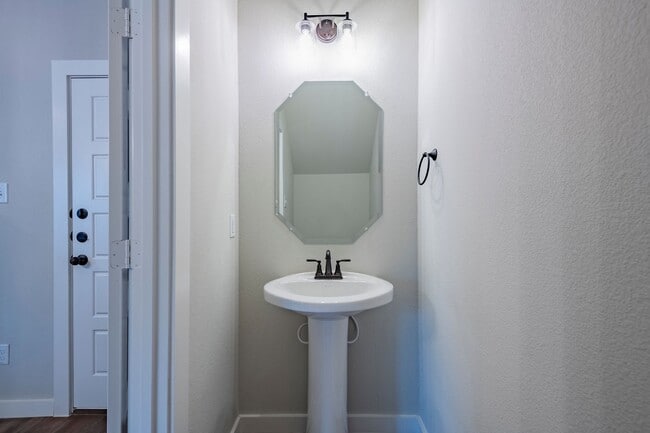 Building Photo - AVAILABLE NOW! GORGEOUS 2 BEDROOM FOUR PLE...