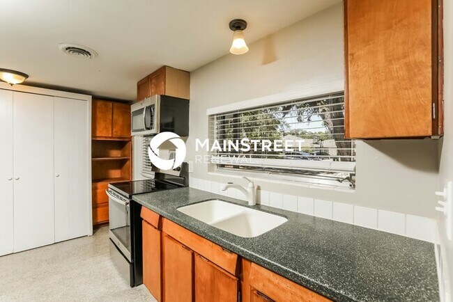 Building Photo - 4 Bedroom Pet-Friendly Home in Edgewood, FL with Main Street Renewal