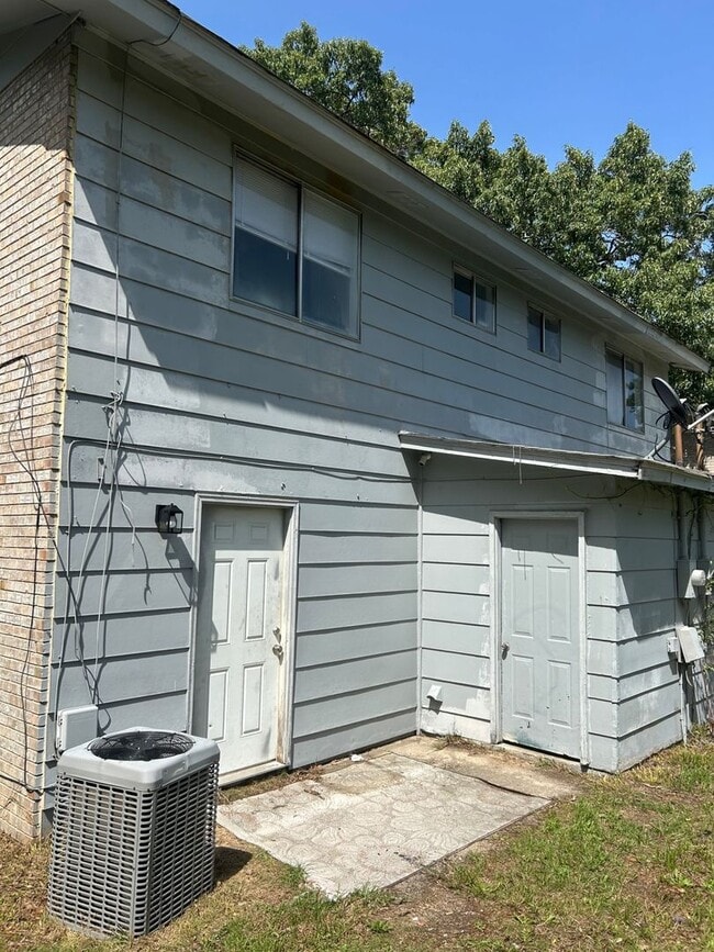 Building Photo - 1013-B Leaphart Street