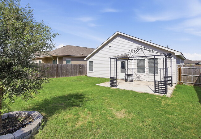 Building Photo - "Charming 4-Bedroom Haven in Saint Hedwig with 2 Full Baths and 1668 Sq Ft of Comfort!"