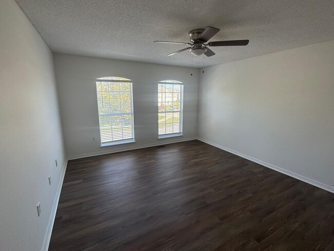 Building Photo - Beautiful 3/2 townhome