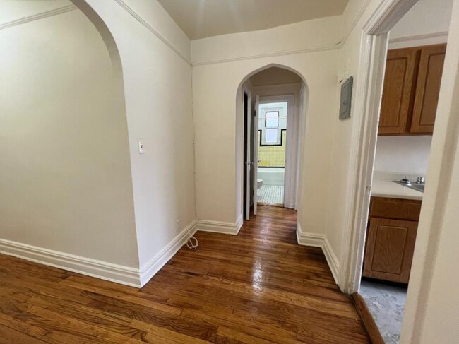 Building Photo - 1 bedroom in SUNNYSIDE NY 11104