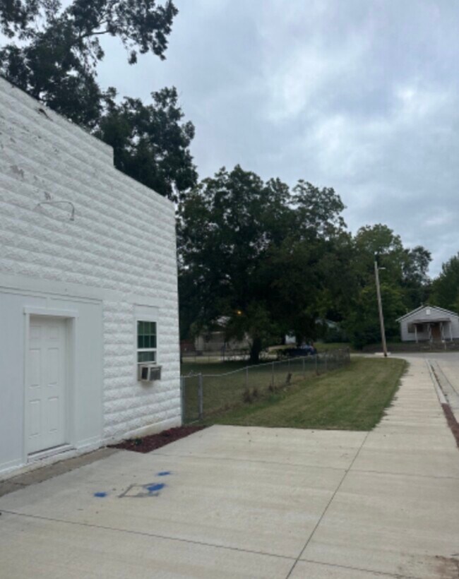 Building Photo - 1608 E Jasper St