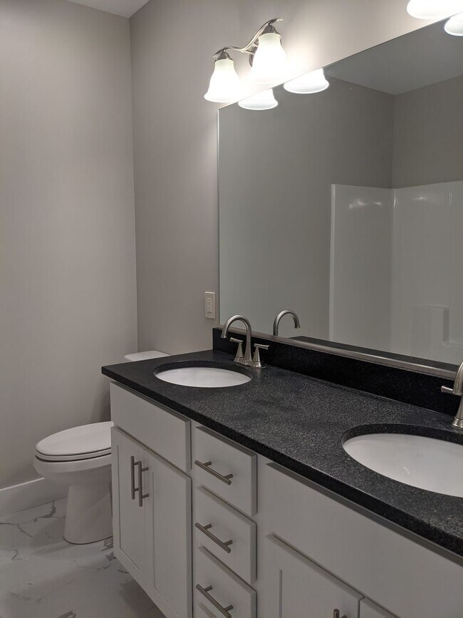Building Photo - Weaverville Rental!
