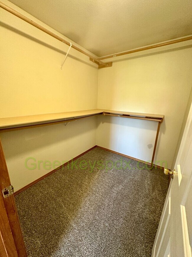 Building Photo - Beautiful 3-Bedroom House with 2.5 Bathroo...