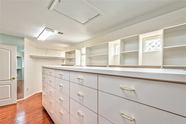Building Photo - 2740 N Lakecrest Dr