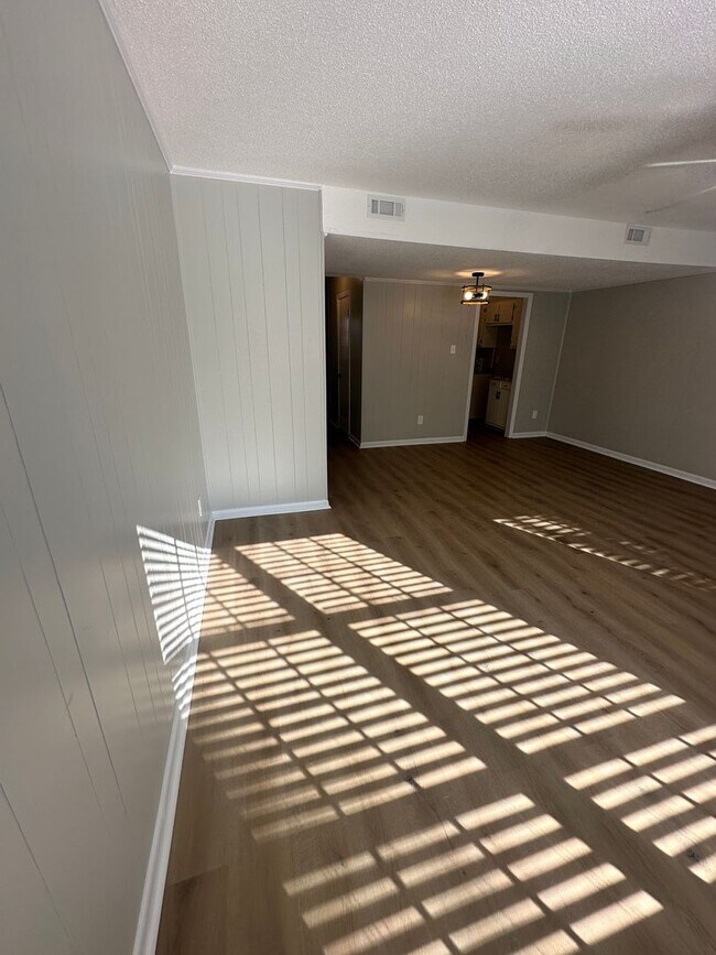 Building Photo - Beautiful 2 Bedroom 1.5 Bath Townhome!