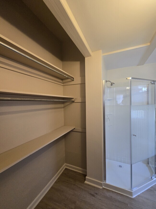 Building Photo - 517 S Vine St