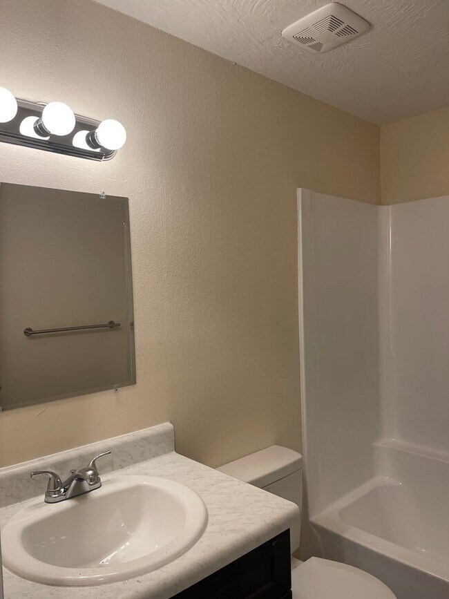 Building Photo - PRE-LEASING! 3 Bedroom in the heart of Springfield