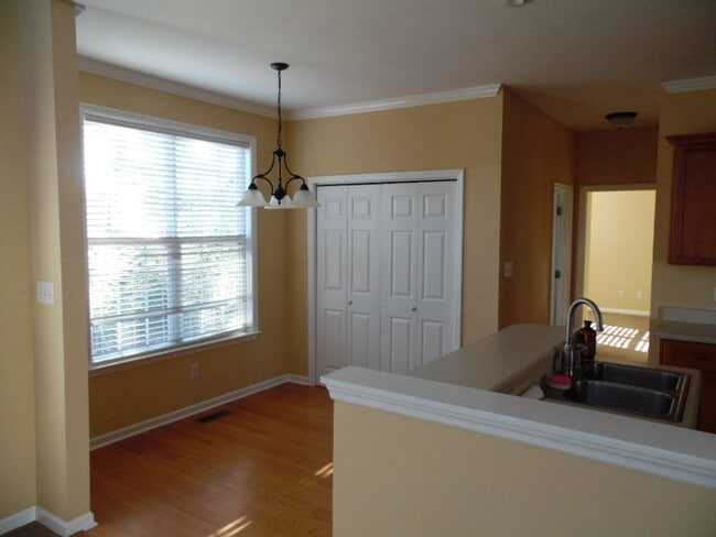 Building Photo - Stunning 4 bedroom with mother-in-law suite on main level