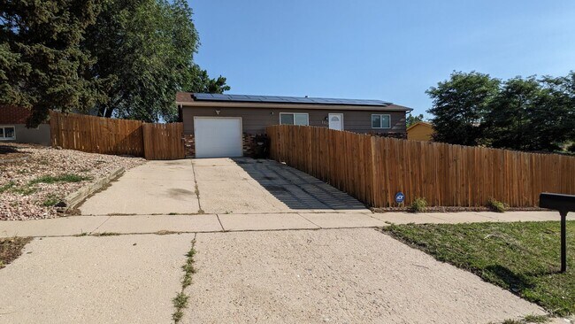 Building Photo - 5 BED/2 BATH RANCH HOME W/FINISHED BASEMEN...