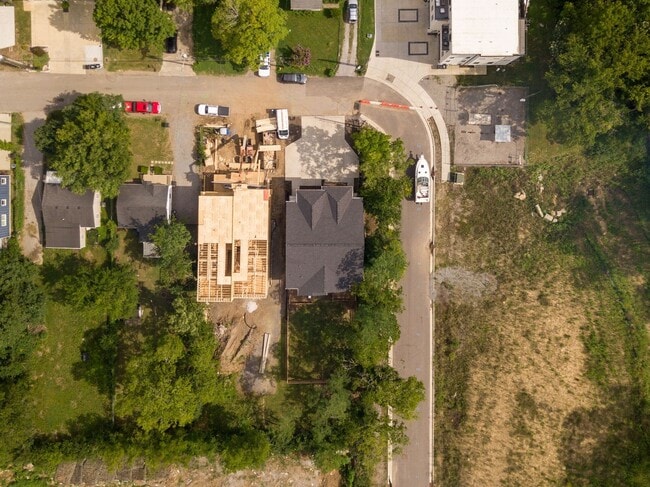 Building Photo - Great modern HPR with garage and view of the river!