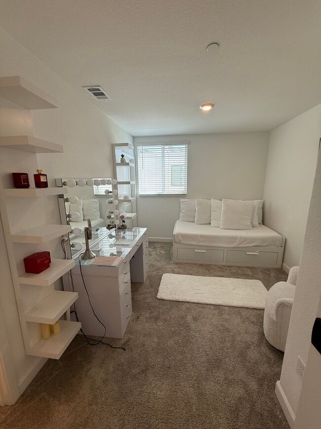 Building Photo - New Construction Town Home