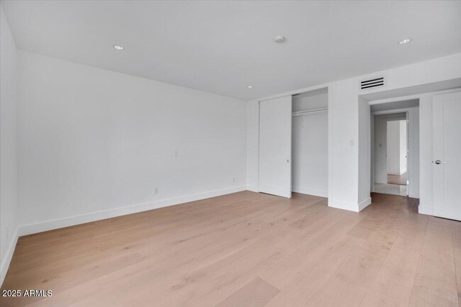 Building Photo - 6814 N 72nd Pl